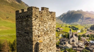 Ein Bild vom mittelalterlichen Turm in Hospental mit Aussicht über das Gebiet. Durch den Strukturimpuls konnte im Turm eine Stahltreppe eingebaut werden, sodass die Aussichtsplattform für die Öffentlichkeit begehbar wurde.